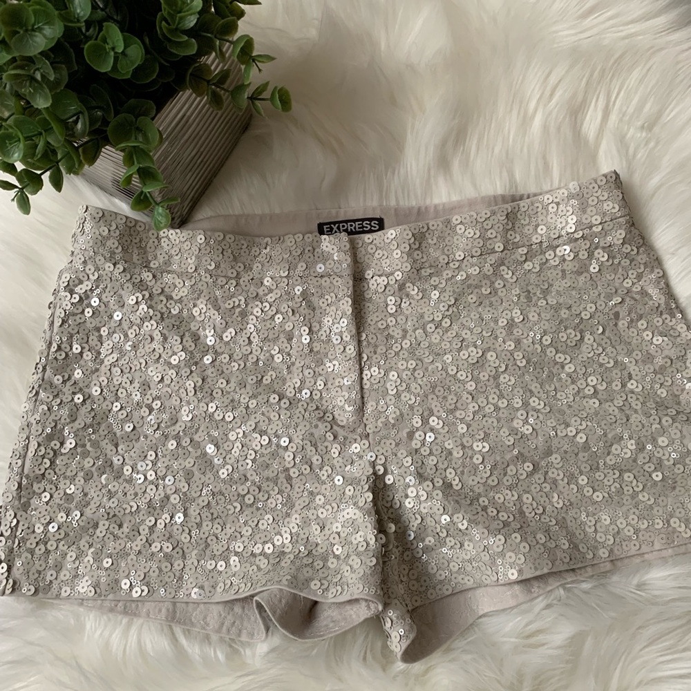 Express short size 6 with sequin